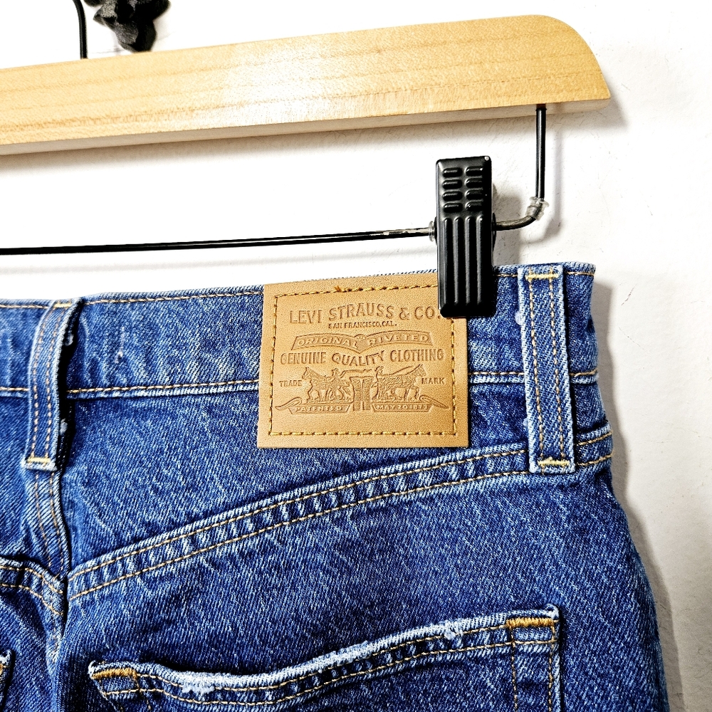 Levi's High-Rise Cropped Straight Jeans in Classic Blue - Picture 4 of 6